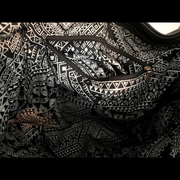 Black purse with Aztec liner - Picture 3 of 3